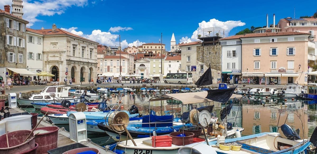 Barche da pesca nel porto-canale