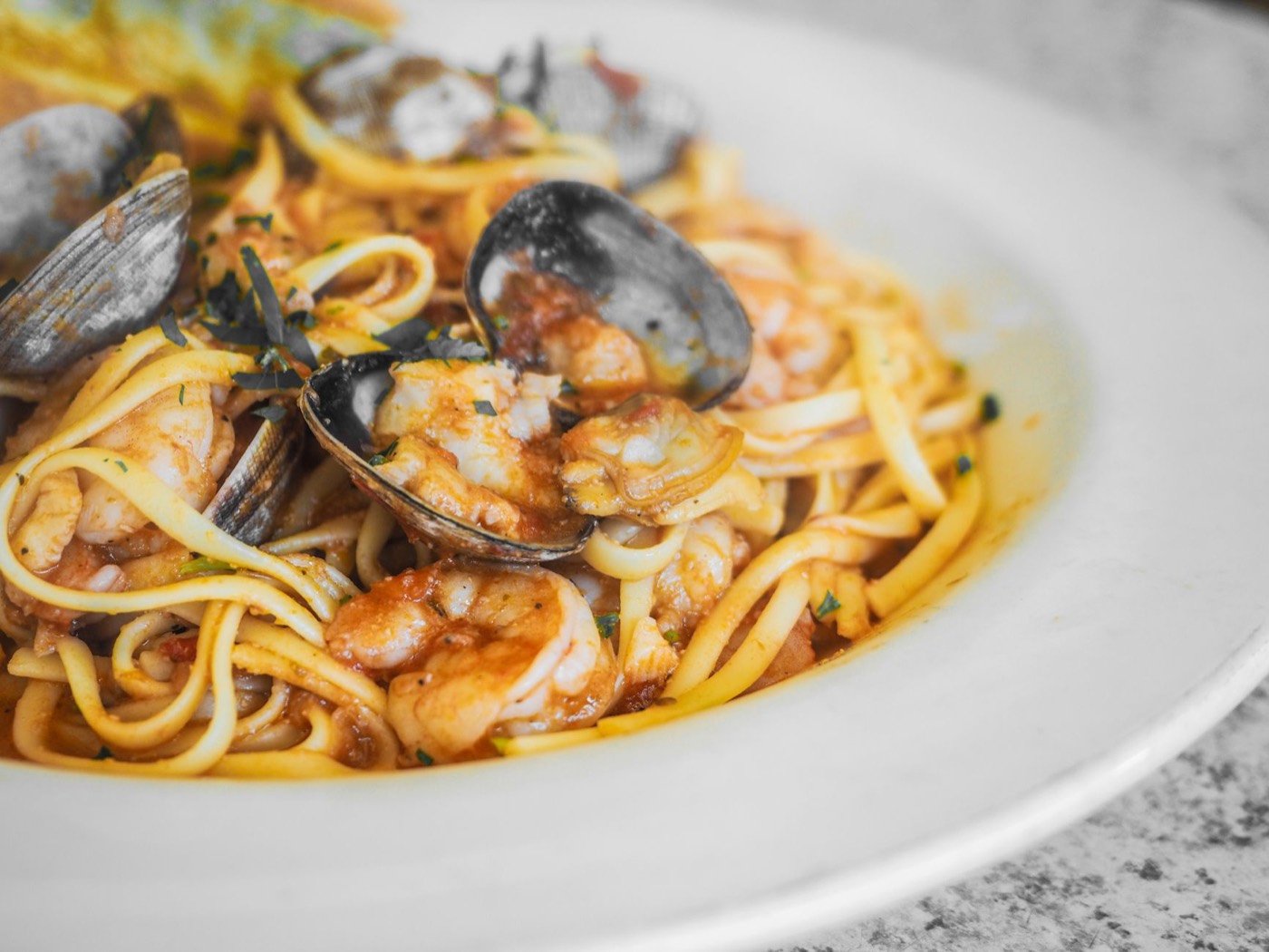 Spaghetti alle vongole appena serviti